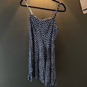 Old navy dress with floral print. Built in bra lining (no pads). Stretch on back